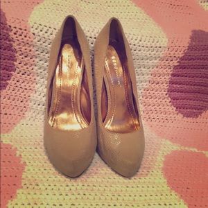 BCBG parade platform snakeskin pumps 61/2